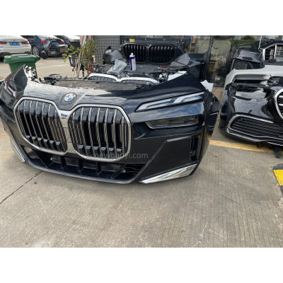BMW سلسلة 7 G70 مع ضوء أمامي كبير وشبكة